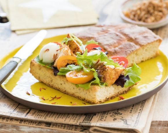 Turkish bread with seasoned chicken breast, mozzarella, cherry tomatoes and lettuce
